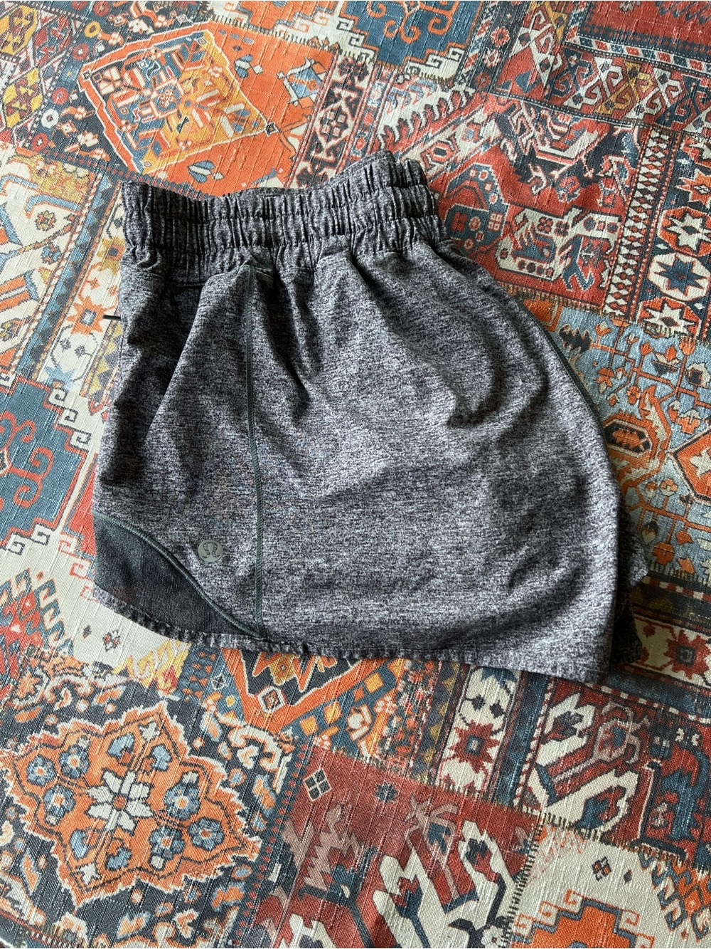 lululemon heather grey shortie shorts w/ built in liner